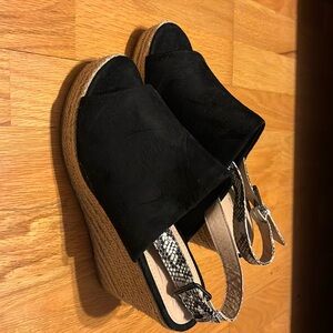 Black wedges w/ snake print straps